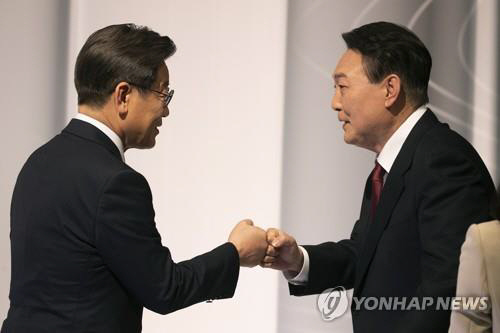 2022년 2월 대선 토론회 당시 윤석열 후보와 이재명 후보. 연합뉴스
